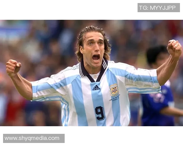 哪个足球明星在成长过程中变得最帅气引发了球迷们的热议与讨论