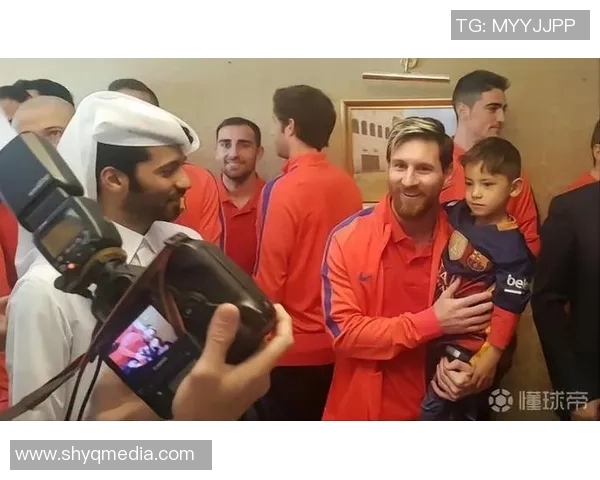 足球明星与球童亲密互动游戏让梦想成真共同体验绿茵场上的激情与乐趣