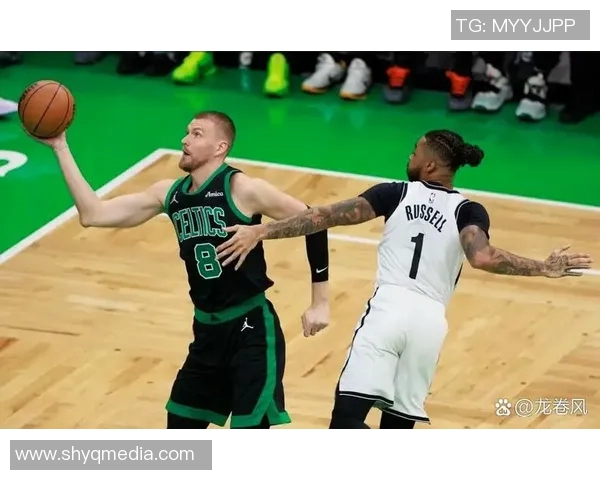 篮网与凯尔特人激战正酣双方球员表现抢眼精彩瞬间回顾